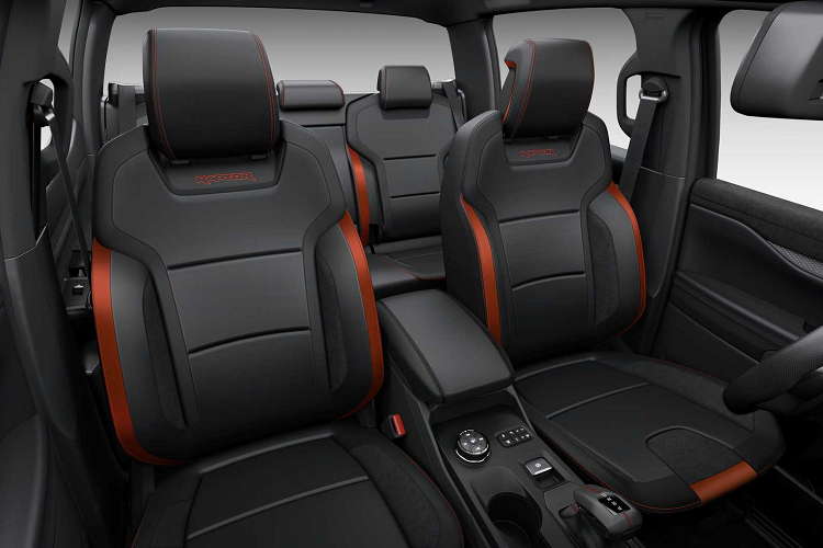 Nhiều khách hàng cọc giữ chỗ mua xe Ford Ranger Raptor 2023 đều quan tâm đến việc xe sẽ sử dụng động cơ nào, có phải là trái tim V6, dung tích 3.0 lít rất mạnh mẽ hay không