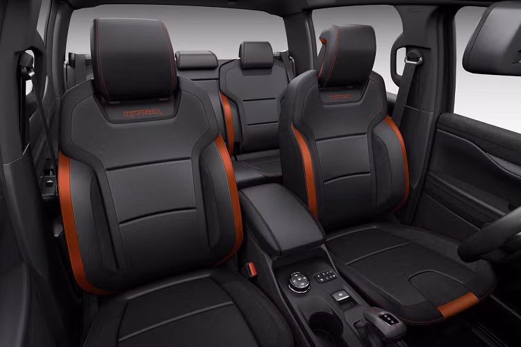 Nhiều khách hàng cọc giữ chỗ mua xe Ford Ranger Raptor 2023 đều quan tâm đến việc xe sẽ sử dụng động cơ nào, có phải là trái tim V6, dung tích 3.0 lít rất mạnh mẽ hay không