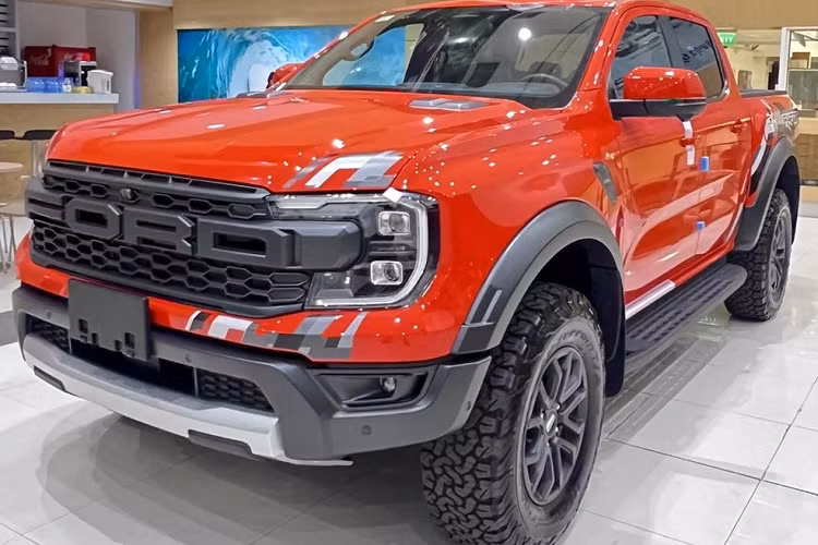 Về phần giá bán dự kiến sẽ rơi vào tầm gần 1,3 tỷ đồng, khách muốn có suất sớm sẽ phải cọc làm tin từ 25 triệu đến 50 triệu đồng, đến ngày mẫu xe bán tải hạng nặng Ford Ranger Raptor 2023 ra mắt tại Việt Nam và có giá bán sẽ chính thức làm hợp đồng cọc mua xe, nếu cảm thấy giá quá cao so với dự kiến của mình, khách có thể rút cọc nguyên vẹn.