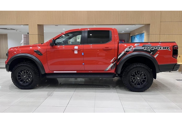 Động thái này của Ford Việt Nam cũng đã xác nhận mẫu xe bán tải hạng nặng Ranger Raptor 2023 sắp được bán chính hãng nhưng thời gian hay giá bán vẫn còn nằm trong vòng bí mật, tuy nhiên, 2 thông tin này cũng đã được các nhân viên của đại lý Ford Việt Nam tiết lộ từ vài tháng trước.