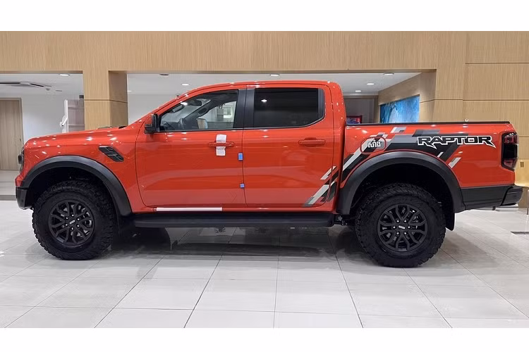 Động thái này của Ford Việt Nam cũng đã xác nhận mẫu xe bán tải hạng nặng Ranger Raptor 2023 sắp được bán chính hãng nhưng thời gian hay giá bán vẫn còn nằm trong vòng bí mật, tuy nhiên, 2 thông tin này cũng đã được các nhân viên của đại lý Ford Việt Nam tiết lộ từ vài tháng trước.