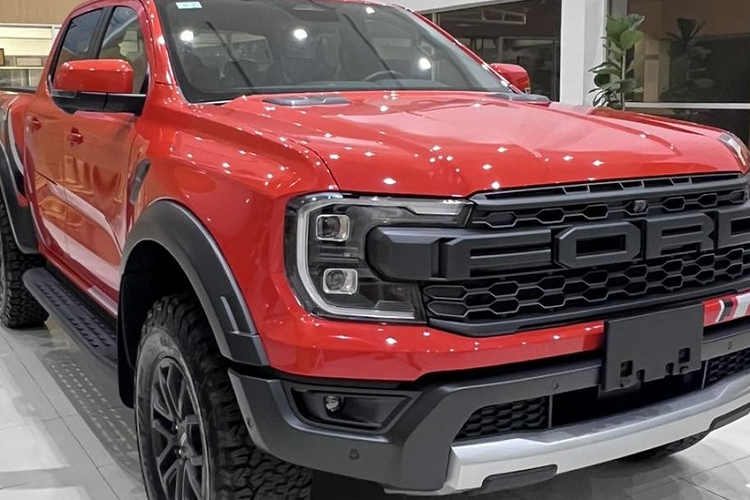 Đáng tiếc là 1 số nhân viên bán hàng tiết lộ Ranger Raptor thế hệ mới sắp ra mắt tại Việt Nam vẫn dùng động cơ 2.0L tương tự Ranger Wildtrak, điều này sẽ khiến việc trải nghiệm xe Ford Ranger Raptor 2023 trở nên bớt thú vị.