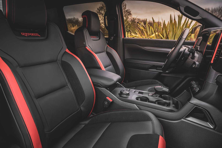 Cụ thể là vào giữa tháng 1 này, một số nhân viên của các đại lý Ford trong Tp.HCM cùng các tỉnh thành lân cận đã chia sẻ ngày ra mắt xe bán tải hạng nặng Ford Ranger Raptor 2023 tại Việt Nam là vào tháng 3 năm 2023, thời gian bàn giao xe có thể xảy ra ngay đầu Quý II.