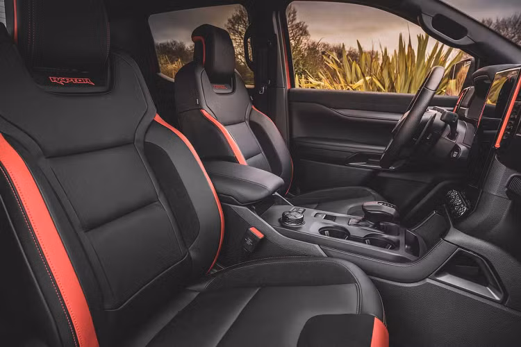 Cụ thể là vào giữa tháng 1 này, một số nhân viên của các đại lý Ford trong Tp.HCM cùng các tỉnh thành lân cận đã chia sẻ ngày ra mắt xe bán tải hạng nặng Ford Ranger Raptor 2023 tại Việt Nam là vào tháng 3 năm 2023, thời gian bàn giao xe có thể xảy ra ngay đầu Quý II.