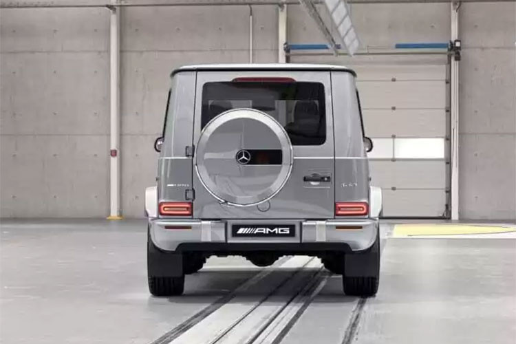 Nằm bên dưới nắp capô của Mercedes-AMG G63 của Đàm Thu Trang là khối động cơ xăng V8, tăng áp kép, dung tích 4.0 lít mới nhất. Động cơ này tạo ra công suất tối đa 585 mã lực tại tua máy 6.000 vòng/phút và mô-men xoắn cực đại 850 Nm tại dải tua máy 2.500 - 3.500 vòng/phút.