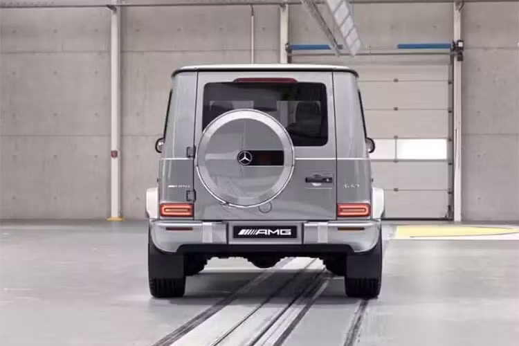 Nằm bên dưới nắp capô của Mercedes-AMG G63 của Đàm Thu Trang là khối động cơ xăng V8, tăng áp kép, dung tích 4.0 lít mới nhất. Động cơ này tạo ra công suất tối đa 585 mã lực tại tua máy 6.000 vòng/phút và mô-men xoắn cực đại 850 Nm tại dải tua máy 2.500 - 3.500 vòng/phút.