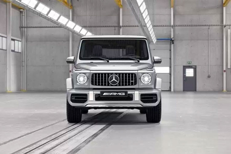 Sức mạnh được truyền tới cả 4 bánh thông qua hộp số tự động AMG Speedshift Plus 9 cấp, nhờ đó, chiếc SUV hạng sang Mercedes-AMG G63 mới đổi màu sơn của vợ chồng Cường Đô la có thể tăng tốc từ vị trí xuất phát lên 100 km/h trong thời gian 4,5 giây trước khi đạt vận tốc tối đa 220 km/h.