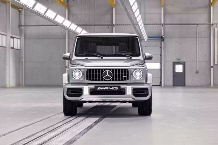 Sức mạnh được truyền tới cả 4 bánh thông qua hộp số tự động AMG Speedshift Plus 9 cấp, nhờ đó, chiếc SUV hạng sang Mercedes-AMG G63 mới đổi màu sơn của vợ chồng Cường Đô la có thể tăng tốc từ vị trí xuất phát lên 100 km/h trong thời gian 4,5 giây trước khi đạt vận tốc tối đa 220 km/h.
