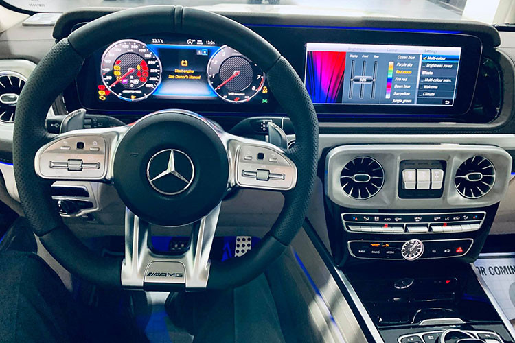 Về ngoại hình Mercedes-AMG G63 thế hệ mới của vợ chồng Cường Đô la sở hữu phần đầu xe được thiết kế vuông vắn, hầm hố, ở chính giữa vẫn là bộ lưới tản nhiệt tạo hình chữ nhật gọn gàng quen thuộc. Nằm ở vị trí trung tâm lưới tản nhiệt vẫn là logo quen thuộc của Mercedes-Benz.