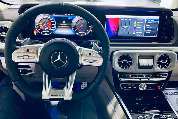 Về ngoại hình Mercedes-AMG G63 thế hệ mới của vợ chồng Cường Đô la sở hữu phần đầu xe được thiết kế vuông vắn, hầm hố, ở chính giữa vẫn là bộ lưới tản nhiệt tạo hình chữ nhật gọn gàng quen thuộc. Nằm ở vị trí trung tâm lưới tản nhiệt vẫn là logo quen thuộc của Mercedes-Benz.