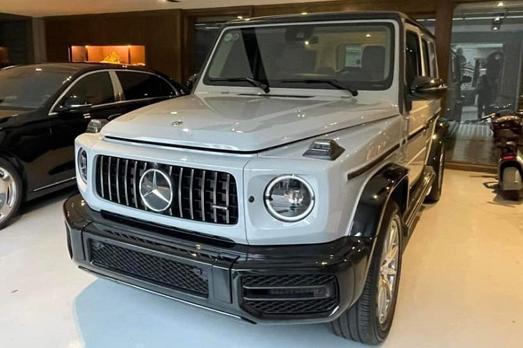 Vào tháng 1/2021, Cường Đô la đã chia sẻ về việc chiếc SUV hạng sang Mercedes-AMG G63 của mình đã cập cảng sau 6 tháng đặt mua chính hãng, tại thời điểm đó. Mercedes-AMG G63 của Cường Đô la cũng màu xanh China độc đáo thời điểm đó, đây là món quà tặng anh dành tặng cho "nóc nhà" Đàm Thu Trang.