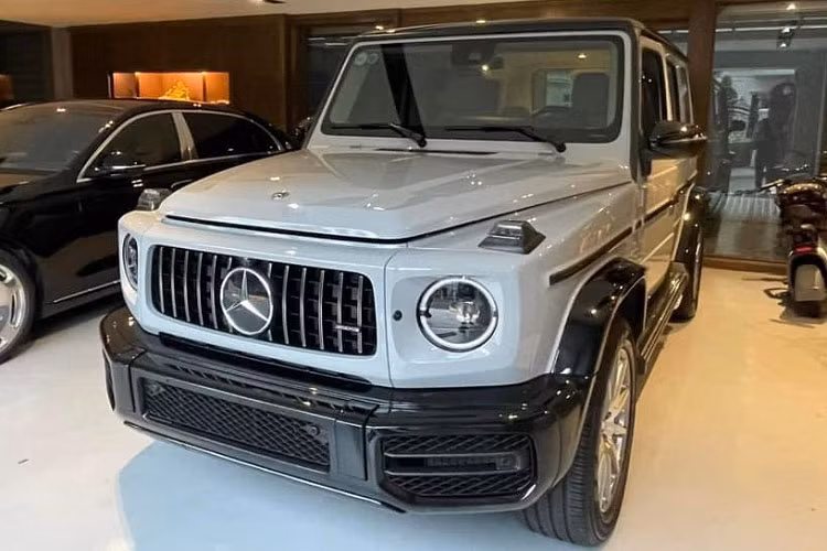 Vào tháng 1/2021, Cường Đô la đã chia sẻ về việc chiếc SUV hạng sang Mercedes-AMG G63 của mình đã cập cảng sau 6 tháng đặt mua chính hãng, tại thời điểm đó. Mercedes-AMG G63 của Cường Đô la cũng màu xanh China độc đáo thời điểm đó, đây là món quà tặng anh dành tặng cho "nóc nhà" Đàm Thu Trang.
