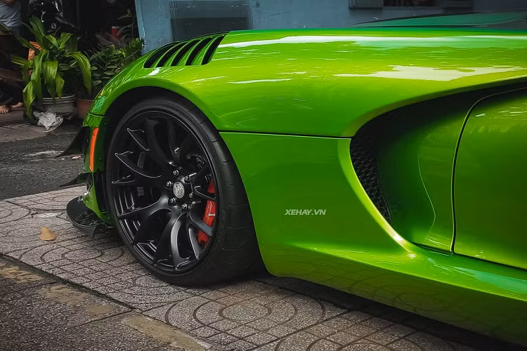 Hệ thống phanh này có diện tích má phanh lớn nhất từ trước đến nay trên dòng xe Viper, hoạt động cùng với công nghệ ABS và cân bằng điện tử 5 chế độ đã được hiệu chỉnh để tối ưu độ bám đường. Lốp xe Kumho sản xuất riêng, in logo ACR. Dodge SRT Viper ACR Snakeskin được trang bị hệ thống treo của Bilstein có thân làm bằng nhôm, cho phép người dùng có thể lựa chọn 10 chế độ khác nhau, và nâng hạ gầm xe trong khoảng 3 inch.