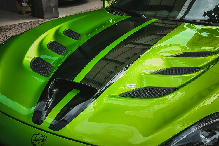 Theo đó, bản đặc biệt này có màu sơn ngoại thất xanh da rắn - Snakeskin Green, kết hợp điểm nhấn sọc kẻ kép màu đen kéo dài từ nắp capo ra tới phần đuôi đậm chất xe đua. Theo Chicago Motor Cars, riêng tuỳ chọn Snakeskin ACR Edition có giá chính hãng 8.900 USD (~210 triệu VNĐ).