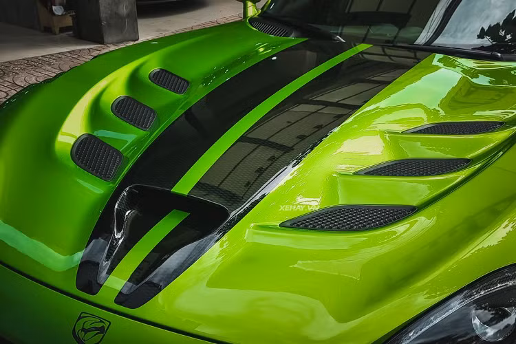 Theo đó, bản đặc biệt này có màu sơn ngoại thất xanh da rắn - Snakeskin Green, kết hợp điểm nhấn sọc kẻ kép màu đen kéo dài từ nắp capo ra tới phần đuôi đậm chất xe đua. Theo Chicago Motor Cars, riêng tuỳ chọn Snakeskin ACR Edition có giá chính hãng 8.900 USD (~210 triệu VNĐ).