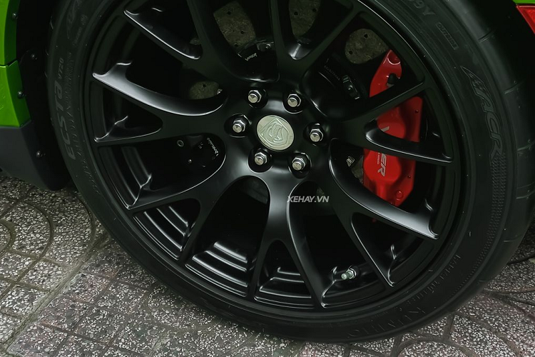 Mặc dù sở hữu ngoại hình đậm chất xe đua nhưng bên trong cabin Dodge SRT Viper ACR vẫn rất tiện nghi. Nội thất xe sử dụng chất liệu da lộn với một số chi tiết làm bằng sợi carbon nhằm giảm trọng lượng cho xe. “Rắn độc” được trang bị màn hình giải trí trung tâm kích thước 8,4 inch.