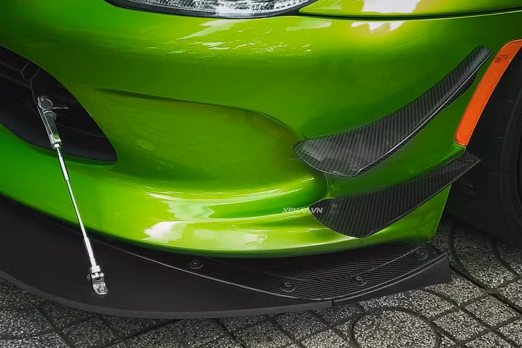 Chi tiết để phân biệt giữa Viper tiêu chuẩn và phiên bản ACR chính là cánh gió đuôi siêu “khủng” và nó còn tuyệt vời hơn nữa khi xuất hiện trên Dodge SRT Viper ACR thế hệ thứ 5 này. Cánh gió này có thể tạo được lực ép cực lớn lên mặt đường khi vào cua ở tốc độ cao. Bên cạnh đó, cản trước, hai vây gió đặt tại vòm bánh cũng có tác dụng tối ưu lực ép của xe.