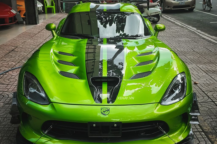 Trở lại với chiếc Dodge SRT Viper ACR thế hệ thứ 5 đầu tiên về Việt Nam, xe được đưa về nước thông qua đại lý nhập khẩu tư nhân và thuộc phiên bản đặc biệt Snakeskin ACR Edition chỉ được sản xuất với số lượng giới hạn 31 chiếc trên toàn cầu.