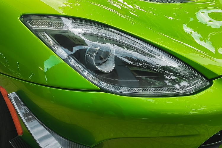 Chưa hết, chiếc Dodge SRT Viper ACR này còn được trang bị gói Extreme Aero giá 6.900 USD (~163 triệu VNĐ) với nhiều chi tiết có thể tháo rời. Xe được trang bị bộ mâm đa chấu sơn tối màu, kích thước 19 inch phía trước và 20 inch cho bánh sau, đi cùng cùm phanh sơn đỏ nổi bật đến từ Brembo Carbon Ceramic Matrix.