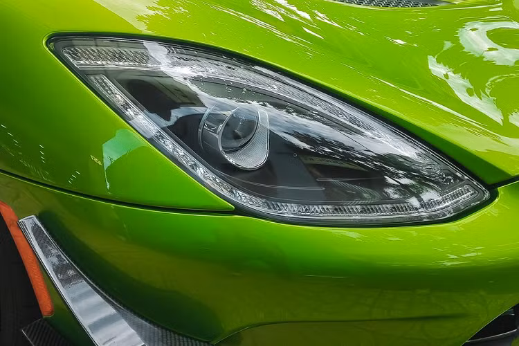 Chưa hết, chiếc Dodge SRT Viper ACR này còn được trang bị gói Extreme Aero giá 6.900 USD (~163 triệu VNĐ) với nhiều chi tiết có thể tháo rời. Xe được trang bị bộ mâm đa chấu sơn tối màu, kích thước 19 inch phía trước và 20 inch cho bánh sau, đi cùng cùm phanh sơn đỏ nổi bật đến từ Brembo Carbon Ceramic Matrix.