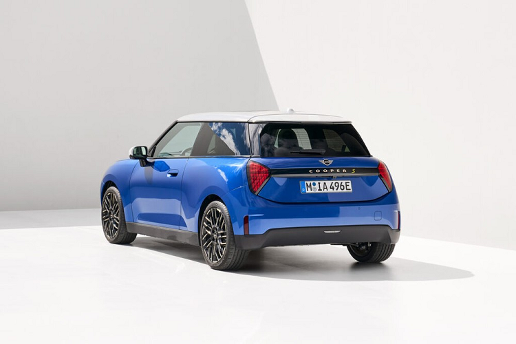 Với phiên bản SE, xe sở hữu mô-tơ điện mạnh 215 mã lực và 330 Nm. Nhờ đó, xe có thể tăng tốc từ 0-100 km/h trong thời gian 6,7 giây. Cụm pin có dung lượng 54,2 kWh mang đến quãng đường di chuyển 402 km cho xe. 