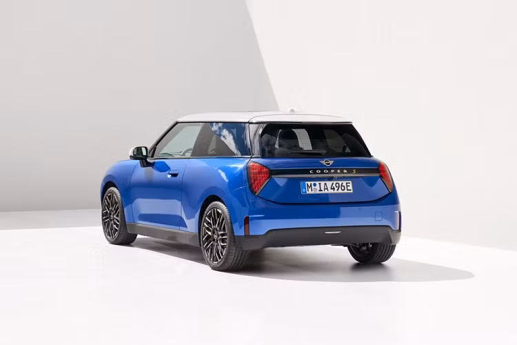 Với phiên bản SE, xe sở hữu mô-tơ điện mạnh 215 mã lực và 330 Nm. Nhờ đó, xe có thể tăng tốc từ 0-100 km/h trong thời gian 6,7 giây. Cụm pin có dung lượng 54,2 kWh mang đến quãng đường di chuyển 402 km cho xe. 