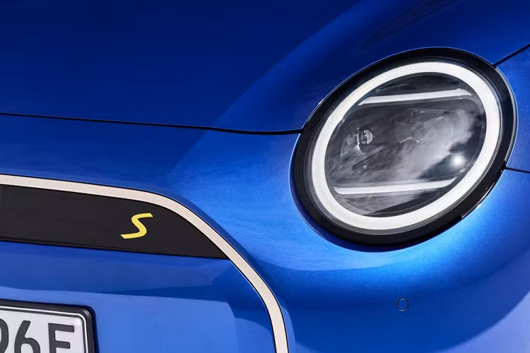 Mini Cooper Electric 2024 chạy điện vẫn giữ lại thiết kế tổng thể quen thuộc của thế hệ cũ. Tuy nhiên, một số chi tiết của thế hệ cũ đã biến mất như ốp cua lốp, khe gió sau chắn bùn trước hay viền mạ crôm bao quanh đèn pha. Trên đầu xe, mẫu xe hatchback này được trang bị lưới tản nhiệt hình bát giác mới với viền màu bạc Vibrant Silver và cụm đèn pha hình tròn, bao quanh bằng dải đèn LED định vị ban ngày.