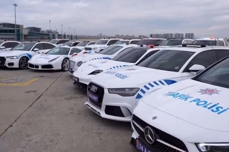 Danh sách này bao gồm những chiếc coupe hạng sang như Bentley Continental GT hay Porsche Taycan cho đến các mẫu xe thể thao như Ferrari 458, Volkswagen Golf R và cả những mẫu SUV sang trọng như Range Rover Sport và Mercedes-Benz GLS. Toàn bộ những chiếc xe này sẽ được lắp đặt các thiết bị đặc biệt là trở thành xe cảnh sát.