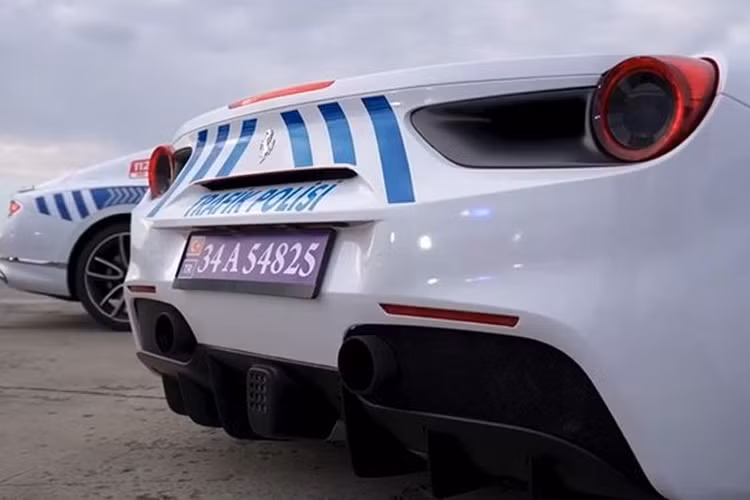 Bộ trưởng Nội vụ Thổ Nhĩ Kỳ Yerlikaya cho biết về vụ bắt giữ Hakan Ayik: “Do Sở Cảnh sát Istanbul của chúng tôi thực hiện thành công các hoạt động chống lại các tổ chức tội phạm có tổ chức, 23 xe sang của trùm ma tuý bị thu giữ.