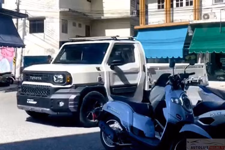 Khung gầm của Toyota Hilux Champ cho phép vị trí phía sau khoang cabin có thể tùy biến để phục vụ các mục đích chuyên dụng như chở đồ, bán hàng hay làm nhà di động,…