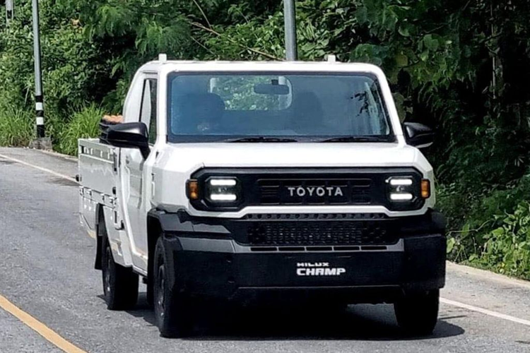 Theo kế hoạch, Toyota Hilux Champ 2024 mới sẽ chính thức ra mắt thị trường Đông Nam Á, cụ thể là Thái Lan vào ngày 27/11. Mức giá khởi điểm dành cho mẫu bán tải này được đồn đoán từ 400.000 Baht (~274 triệu VNĐ).