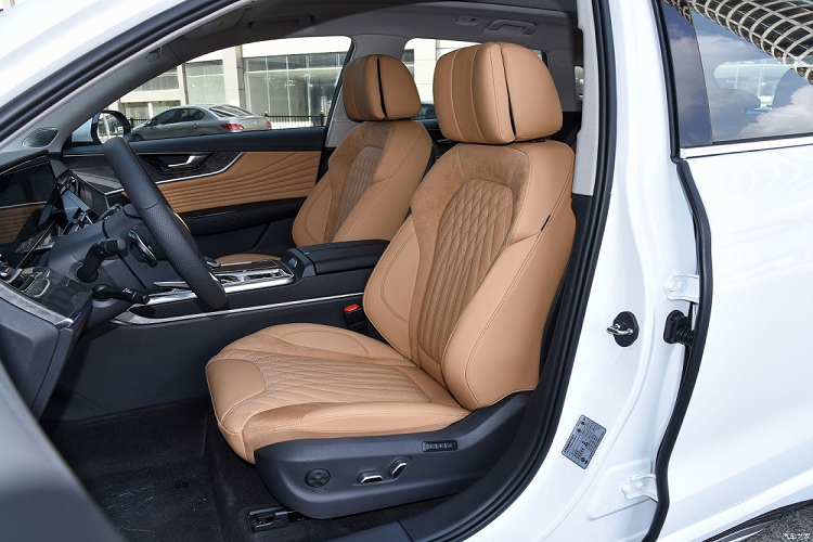 Ở đằng sau, mẫu xe Trung Quốc này được bổ sung cụm đèn hậu LED mới với thiết kế xuyên suốt, nằm vắt ngang trên cửa cốp. Ở giữa cụm đèn hậu còn có thêm nẹp mạ crôm nằm ngang, sự kết hợp này giúp đuôi xe trông rộng hơn. Cản sau của xe cũng đi kèm viền mạ crôm và 2 đầu ống xả giả.