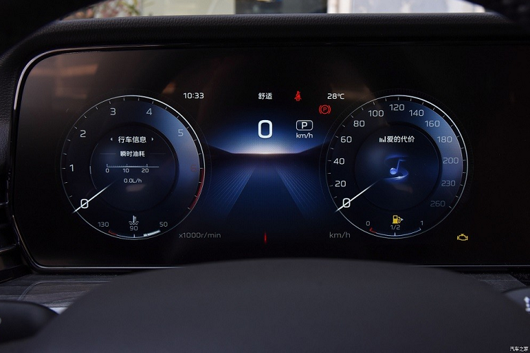 Ngoài ra, mẫu SUV hạng trung này còn có những chi tiết ốp mạ crôm để tạo cảm giác cao cấp cho nội thất. Trước mặt người lái là vô lăng 3 chấu, tích hợp phím chức năng, bảng đồng hồ kỹ thuật số nối liền với màn hình cảm ứng trung tâm và màn hình hiển thị thông tin kính lái HUD.