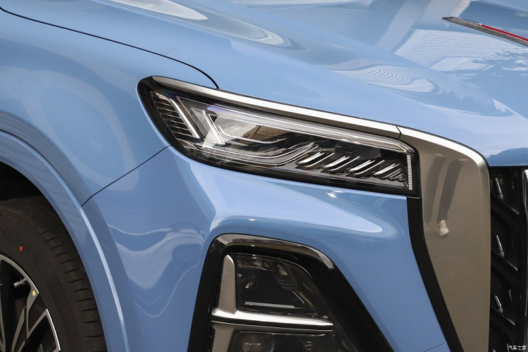 Ở chính giữa lưới tản nhiệt là logo màu đỏ, kéo dài lên nắp ca-pô của thương hiệu Hồng Kỳ. Ngoài ra, lưới tản nhiệt còn được bao quanh bằng nẹp mạ crôm dày dặn ở hai bên. Cũng giống các mẫu SUV cùng thương hiệu Hồng Kỳ, HS5 mới được trang bị hệ thống đèn 2 tầng trên đầu xe. Trong đó, tầng trên là dải đèn LED định vị ban ngày của xe. Nằm bên dưới là cụm đèn pha khá lớn và được chia thành 2 tầng bằng nẹp mạ crôm hình chữ "T".