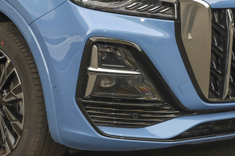 Trái với kích thước, thiết kế của Hồng Kỳ HS5 2024 mới đã thay đổi mạnh so với thế hệ cũ. Được áp dụng ngôn ngữ thiết kế mới của Hồng Kỳ, tương tự những mẫu xe cùng thương hiệu như HS7, HS3, HS6 hay E-HS9, HS5 mang trên mình lưới tản nhiệt cỡ lớn với những nan mạ crôm nằm dọc theo phong cách thác nước, gợi liên tưởng đến Rolls-Royce.