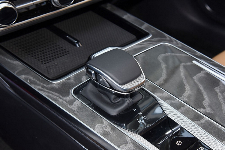 So với thế hệ cũ, xe mạnh hơn 27 mã lực và 40 Nm. Đồng thời, hộp số của xe cũng được nâng cấp lên thành tự động 8 cấp trong khi hệ dẫn động là loại 4 bánh toàn thời gian AWD.