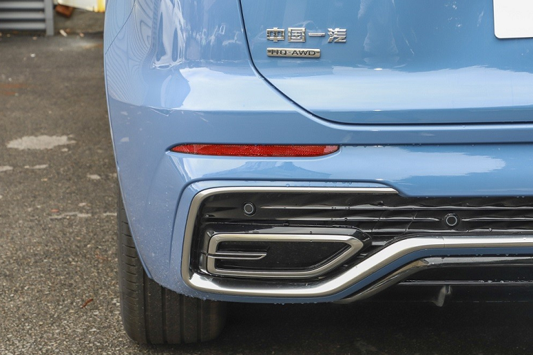 Thêm vào đó là cần số ngắn, sạc điện thoại không dây, phanh tay điện tử, các núm xoay chỉnh điều hòa, bệ tì tay ở hàng ghế trước được bọc da với logo màu đỏ của thương hiệu Hồng Kỳ nằm chính giữa, cửa sổ trời và camera 360 độ.