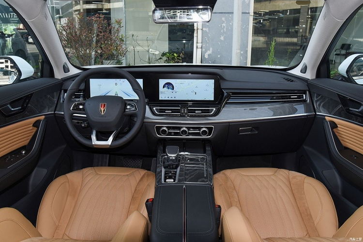 Tương tự ngoại thất, nội thất của Hồng Kỳ HS5 2024 cũng được thổi làn gió mới để trông hiện đại và hợp thời hơn. Bên trong mẫu xe này xuất hiện 2 hàng ghế với 5 chỗ ngồi. Ghế của xe được bọc da pha da lộn tương phản với mặt táp-lô, vô lăng và tapi cửa về màu sắc. Bên cạnh đó là những chi tiết ốp gỗ bóng trên mặt táp-lô và cụm điều khiển trung tâm.