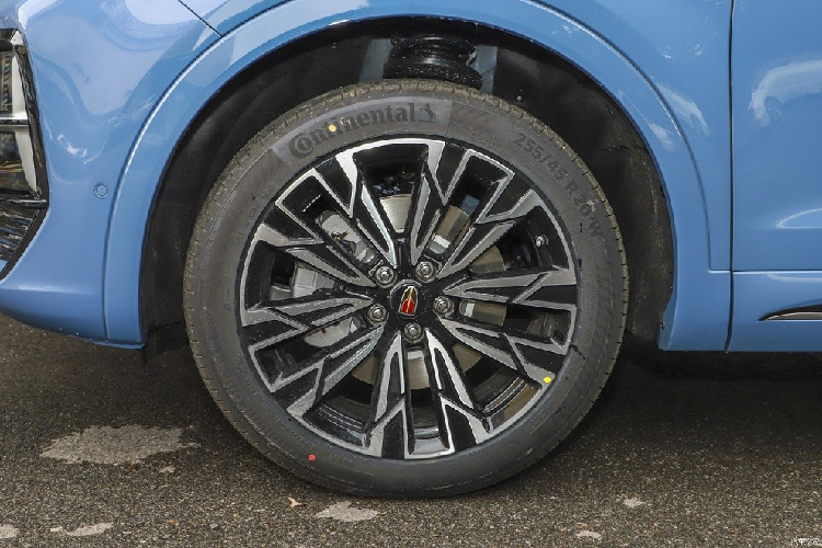 Nhìn bên sườn, Hồng Kỳ HS5 2024 trông vững chãi, bề thế hơn với đường dập gân nối giữa đèn pha và đèn hậu được nâng cao hơn. Bên dưới còn có thêm một đường dập gân kéo dài từ chắn bùn trước đến cửa sau, tạo cảm giác cơ bắp cho mẫu SUV hạng trung này. Phía sau chắn bùn trước là khe gió giả, trang trí bằng những chi tiết mạ crôm và viền màu đỏ. Nằm bên trong hốc bánh mở rộng của xe là bộ vành hợp kim đa chấu với đường kính 20 inch.