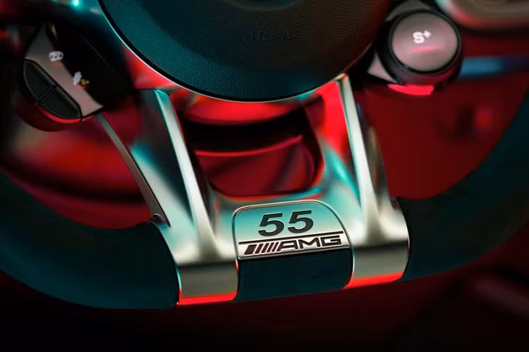 Toàn bộ ghế đều được bọc da Nappa với hai tông màu trên. Vô lăng của xe được bọc bằng vật liệu sợi siêu nhỏ Dinamica của Mercedes và huy hiệu “55 AMG” được đặt ở giữa phần đáy vô lăng. Thảm trải sàn xe làm bằng chất liệu nhung đen với đường chỉ khâu màu đỏ tương phản và cũng có logo AMG.