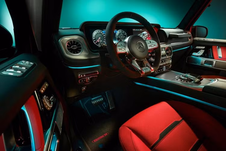 G63 Edition 55 có hai màu ngoại thất là Đen ánh kim Obsidian hoặc Trắng G Manufaktur Opalite. Ở phần dưới của cửa xe sẽ có tem với biểu tượng AMG được cách điệu. Ngoài ra, hãng còn cung cấp các gói AMG Night Package I và AMG Night Package II, bổ sung các chi tiết màu đen bóng cho ngoại thất.