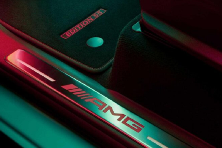 Về động cơ, Mercedes-AMG G63 Edition 55 không có sự thay đổi so với phiên bản thường. Bên dưới nắp ca-pô vẫn là khối động cơ xăng V8, tăng áp kép, dung tích 4.0L có thể sản sinh ra công suất tối đa 577 mã lực và mô men xoắn cực đại 850 Nm.