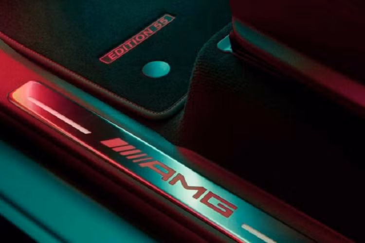 Về động cơ, Mercedes-AMG G63 Edition 55 không có sự thay đổi so với phiên bản thường. Bên dưới nắp ca-pô vẫn là khối động cơ xăng V8, tăng áp kép, dung tích 4.0L có thể sản sinh ra công suất tối đa 577 mã lực và mô men xoắn cực đại 850 Nm.