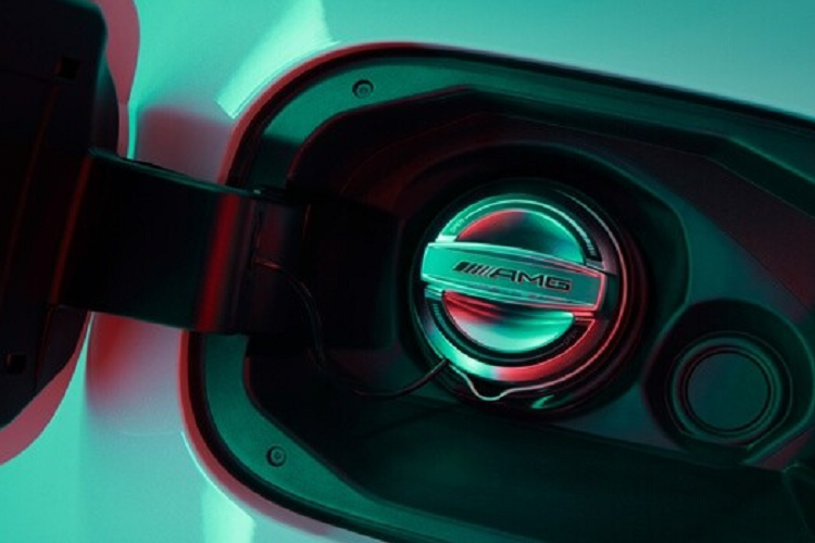 Nắp bình xăng của Mercedes-AMG G63 Edition 55 bản đặc biệt được mạ crôm và có logo AMG. Nhìn từ bên sườn, Mercedes-AMG G63 Edition 55 còn gây ấn tượng với bộ mâm 22 inch với thiết kế đa chấu và được sơn màu xám nhám Matt Tantalum. Nội thất của Mercedes-AMG G63 Edition 55 là sự kết hợp giữa hai màu sắc đỏ và đen.