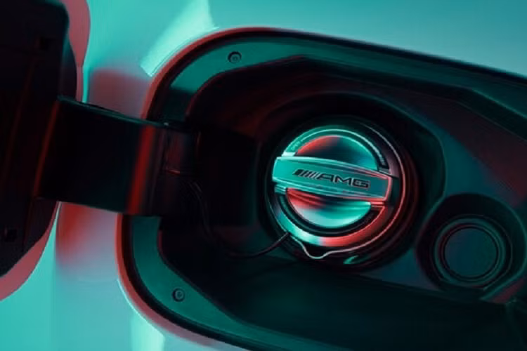 Nắp bình xăng của Mercedes-AMG G63 Edition 55 bản đặc biệt được mạ crôm và có logo AMG. Nhìn từ bên sườn, Mercedes-AMG G63 Edition 55 còn gây ấn tượng với bộ mâm 22 inch với thiết kế đa chấu và được sơn màu xám nhám Matt Tantalum. Nội thất của Mercedes-AMG G63 Edition 55 là sự kết hợp giữa hai màu sắc đỏ và đen.