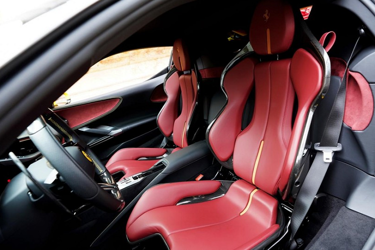 Cung cấp năng lượng cho 3 mô-tơ điện có tổng công suất 217 mã lực này là cụm pin lithium-ion 7,9 kWh. Kết hợp 3 mô-tơ điện với động cơ xăng V8, siêu xe hybrid Ferrari SF90 Stradale có tổng công suất tối đa gần 1.000 mã lực.