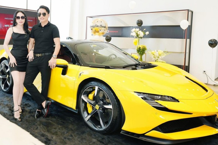 Khác với lần mua siêu xe mui trần Ferrari 488 Pista Spider qua diện tư nhân, ở lần tậu chiếc Ferrari SF90 Stradale này, đại gia Hải Dương đã được bàn giao theo diện chính hãng. Chiếc SF90 Stradale mới này được sơn màu vàng hứa hẹn sẽ là cặp trời sinh khi đi cùng với siêu xe bò tót Lamborghini Aventador S LP740-4 của Hoàng Kim Khánh.