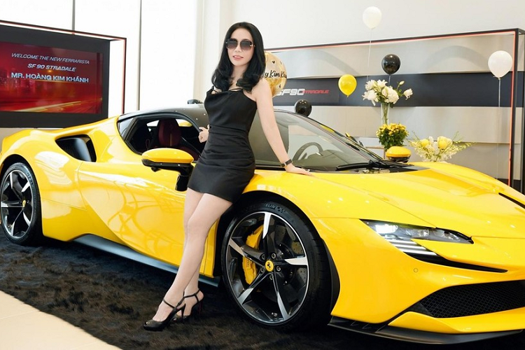 Ngoài ra, Ferrari SF90 Stradale có thể hoàn thành quãng đường 25 km chỉ bằng mô-tơ điện trên cầu trước. Ước tính ông Hoàng Kim Khánh đã chi ra hơn 80 tỷ đồng cho sự phục vụ của 2 chiếc siêu xe Ferrari, quá chất chơi và đẳng cấp, chỉ xếp sau độ mua xe chỉ sưu tập của ông Đặng Lê Nguyên Vũ.