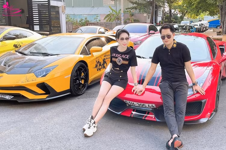 Ferrari 488 Pista Spider của Hoàng Kim Khánh mang màu sơn đỏ Rosso Corsa và thiết kế quá hiếu chiến. Tất nhiên, Hoàng Kim Khánh không mua xe đã có ở Việt Nam, vì thế vào thời điểm đó chiếc siêu xe mui trần Ferrari 488 Pista Spider này là hàng độc.