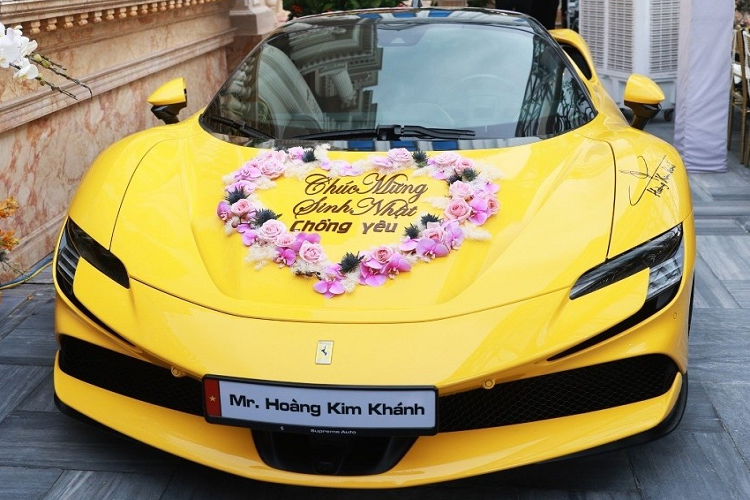 Ferrari SF90 Stradale của Hoàng Kim Khánh được trang bị động cơ xăng V8, tăng áp, dung tích 4.0 lít, sản sinh công suất tối đa 769 mã lực và mô-men xoắn cực đại 800 Nm. Động cơ này kết hợp với hệ thống hybrid bao gồm 3 mô-tơ điện. Trong đó, 1 mô-tơ điện nằm kẹp giữa động cơ V8 và hộp số tự động ly hợp kép 8 cấp mới. 2 mô-tơ điện còn lại được đặt trên cầu trước của Ferrari SF90 Stradale.